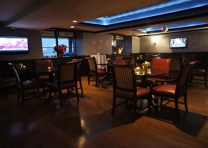 Roberts Riverwalk Urban Resort Hotel